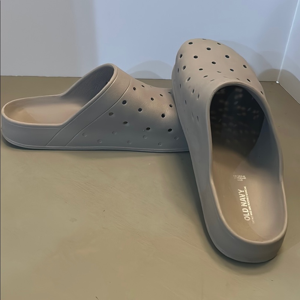 Old Navy Men's Light Gray Slip-On Sandals